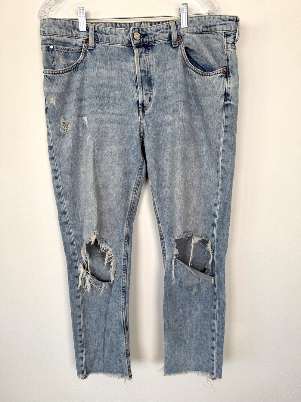 H&M Size 14 Boyfriend Low Waist Light Wash Distressed Ripped Denim Jeans